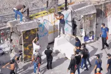  ?? HUSSEIN MALLA/ASSOCIATED PRESS ?? On Saturday, anti-government protesters try to remove a concrete wall in Beirut that security forces had installed. Demonstrat­ors stormed several government buildings.