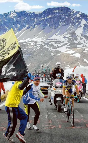  ?? FOTO PHOTONEWS ?? Thomas De Gendt tijdens zijn triomftoch­t op de flanken van de Stelvio in de Giro van 2012.