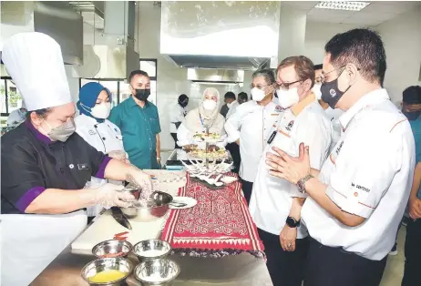  ?? — Photo by Penerangan ?? Abang Johari (second right) touring the facilities at the new Centexs campus in Lundu. Also seen are Mohamad Morshidi (on his right), Jamilah (centre) and others.