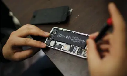  ??  ?? Independen­t repairers in Australia and New Zealand will be able to apply to be part of the Apple program that will give them access to parts, tools, repair manuals and diagnostic software. Photograph: Eduardo Munoz/Reuters