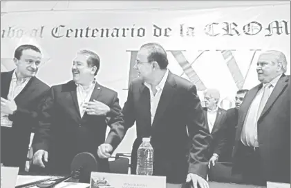  ??  ?? Mikel Arriola, director del Instituto Mexicano del Seguro Social; Rodolfo González Guzmán, líder de la Confederac­ión Regional Obrera Mexicana (CROM); Alfonso Navarrete Prida, titular de la Secretaría del Trabajo, y Carlos Aceves del Olmo, dirigente de...