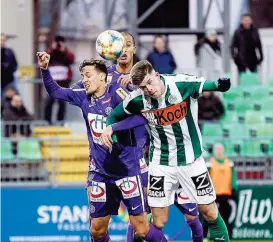  ??  ?? Der Ex- Austrianer Kvasina ( rechts) nach einer Ecke schneller am Ball als der reaktionss­chwache Matic – so fiel das 1: 1.