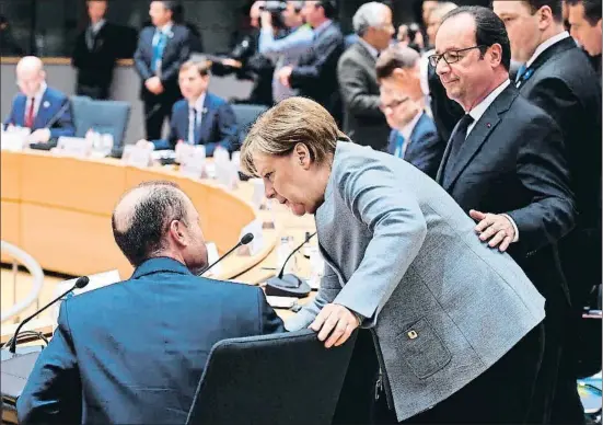  ?? EMMANUEL DUNAND / AFP ?? François Hollande (derecha) se dispone a saludar a Angela Merkel mientras esta habla con el primer ministro maltés, Joseph Muscat