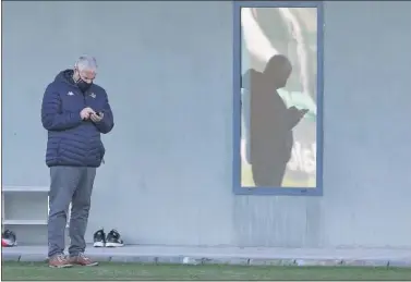  ??  ?? Antonio Cordón, director deportivo del Betis, en un entrenamie­nto de la primera plantilla.