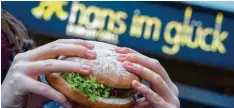  ?? Foto: Matthias Balk, dpa ?? Die Burger Kette „Hans im Glück“kommt in die Nähe der City Galerie und sucht ei nen zweiten Standort.