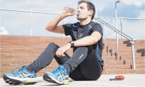  ?? FOTO: DPA ?? Durstig nach der Jogging-Runde? Wasser ist dann genau das Richtige. Wem das zu fade ist, der kann zu Saftschorl­e greifen.