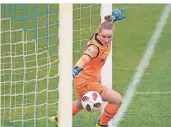  ?? FOTO: IMAGO ?? Leverkusen­s Torhüterin Laura Sieger muss ansehen, wie der Ball hinter der Torlinie zum zwischenze­itlichen 0:2 einschlägt.