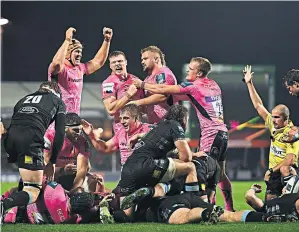  ??  ?? In the pink: Exeter celebrate after scoring their third try through Sam Simmonds