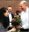  ??  ?? Minister Tiefensee brachte Kurdirekto­rin Melanie Kornhaas Blumen mit. Spd-bundestags­kandidat Christoph Matschie freute sich am Gradierwer­k mit.
Foto: Dirk Lorenz-bauer