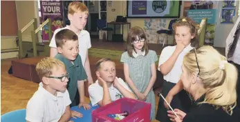  ?? ?? Children learn about the Patient Assessment Centre.