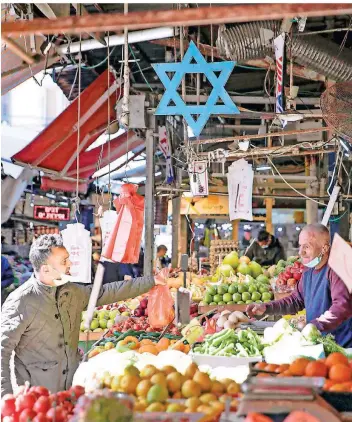  ?? FOTO: SEBASTIAN SCHREINER/AP ?? Märkte – hier in Tel Aviv – und Einkaufsze­ntren in Israel dürfen wieder öffnen.