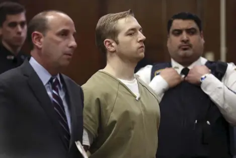  ?? ALEC TABAK/THE DAILY NEWS VIA AP, POOL ?? James Harris Jackson (center) a white racist accused of fatally stabbing a 66-year-old stranger on a Manhattan street because he was black, appears in Manhattan Criminal Court, with his attorney Sanford Talkin (left) in New York on Monday. He is...