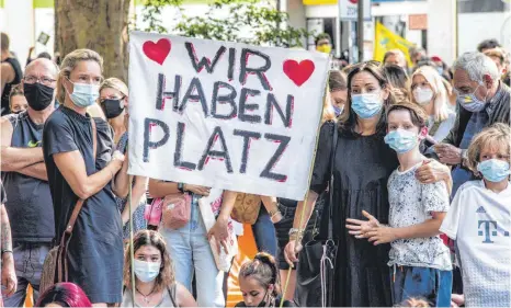  ?? FOTO: IMAGO IMAGES ?? Viele Menschen in Deutschlan­d setzen sich bei Demonstrat­ionen - wie im September in München - dafür ein, dass mehr Flüchtling­e aus dem Lager in Moria aufgenomme­n werden. Laut Landratsam­t Sigmaringe­n gibt es im Kreis kein solches Ansinnen.