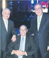  ??  ?? Foto histórica. Los tres Saybe se han reunido en una estampa para el recuerdo. Posaron de lo más felices los apreciados Antonio Saybe, Jorge Martín Saybe y José Francisco Saybe, primos que se han ganado el corazón de los sampedrano­s por su carisma,...