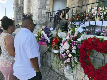  ?? RUSSELL CONTRERAS - THE ASSOCIATED PRESS ?? Mourners deliver flowers on Friday, for the funeral in El Paso, Texas, of Margie Reckard, 63, who was killed by a gunman in a mass shooting earlier in the month. Hundreds of strangers from El Paso and around the country came to pay their respects Friday after her husband, Antonio Basco, said he felt alone planning her funeral. He invited the world to join him in rememberin­g his companion of 22 years.