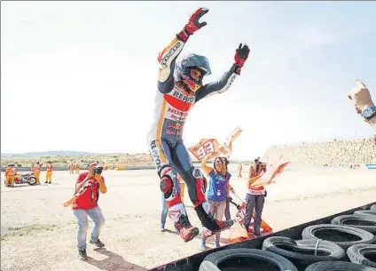  ?? FOTO: GETTY ?? Marc Márquez, saltando hacia atrás tras celebrar su triunfo en el Gran Premio de Aragón frente a la grada de su club de fans