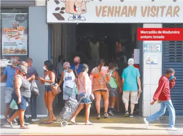  ??  ?? Mercadão de Madureira ontem: lotado