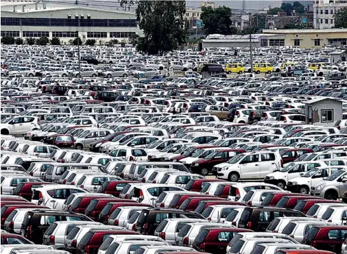  ?? GURGAON, HARYANA
Maruti Suzuki Limited’ The stockyard of Maruti Suzuki Limited’s Manesar plant. MARUTI, WHICH HAD PLANS TO INVEST RS 14,000 CRORE IN A NEWPLANT IN GUJARAT, HAS PUT IT OFF CITING SLOWING CAR SALES. ??