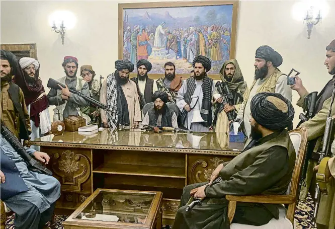  ?? RAHMAT GUL / AP ?? Guerriller­s talibans al despatx del palau presidenci­al de Kabul que ocupava Aixraf Gani, que ha fugit del país