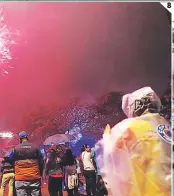  ??  ?? 8. El carnaval fue inaugurado con un show de luces pirotécnic­as.