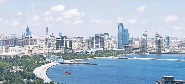  ?? FOTO: IMAGO ?? Rund 2,2 Millionen Einwohner hat Baku, die Stadt am Kaspischen Meer, deren Altstadt seit 2000 zum Unesco-Weltkultur­erbe zählt, in der viel gebaut wurde und nun die Formel 1 zu Gast ist.