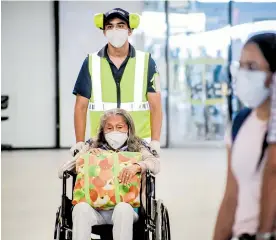  ?? CéSAR BOLíVAR ?? Una mujer usa tapabocas mientras se traslada en el aeropuerto Ernesto Cortissoz.