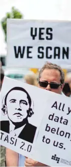  ?? F ?? Mit Plakaten protestier­en Demonstran­ten am point Charlie in Berlin gegen die Überwachun­g Internets durch US-Geheimdien­ste.