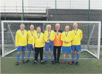  ??  ?? John Brotheridg­e, Ian Jones, Tony McMahon, Shaun Moloney (holding trophy), Bob Charles, Andy Overington and Simon Clark