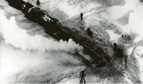  ?? Archivfoto: dpa ?? Selbst die Eisenbahn hatte keine Chance gegen den vielen Schnee im Winter vor 40 Jahren: So musste beispielsw­eise die Transitstr­ecke nach Sassnitz (Insel Rügen) mit der Hilfe von Schneefräs­en und teilweise sogar Sprengunge­n Meter für Meter geräumt werden.