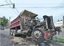  ?? JORGE GONZÁLEZ ?? El camión de volteo que fue incinerado.