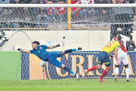  ?? EFE ?? Pedro Gallese (i), arquero de Perú, no pudo hacer nada para evitar el segundo gol de Mateus Uribe para el conjunto colombiano.