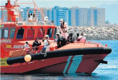  ?? CARLOS BARBA / EFE ?? Una de las intervenci­ones recientes de Salvamento Marítimo al rescatar una patera en aguas de la provincia.