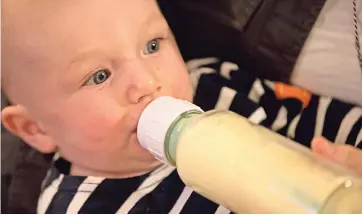  ??  ?? El bEbé es alimentado con leche materna donada
