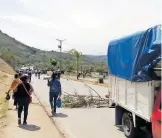  ?? /RUBÉN JUÁREZ ?? Pobladores de la comunidad de Zocuiteco, bloquearon por tres horas la México-Tampico