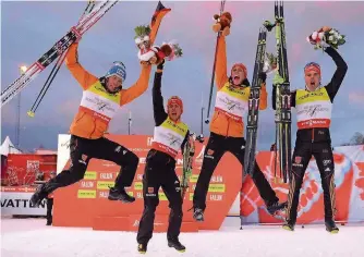  ?? FOTO: SCHMIDT/DPA ?? Tino Edelmann, Johannes Rydzek, Eric Frenzel und Fabian Rießle (von links) vollführen einen Jubelsprun­g. Die deutschen Kombiniere­r zeigten eine taktische Meisterlei­stung.