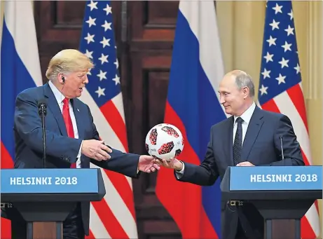  ?? [ AFP ] ?? Russlands Präsident Putin übergibt den Ball an Donald Trump: Die USA werden 2026 gemeinsam mit Mexiko die Fußball-WM veranstalt­en.