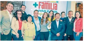  ?? EL UNIVERSAL ?? TELENOVELA. Elenco de la telenovela “Mi marido tiene más familia”; el productor es el quinto a la derecha, luce un traje azul.