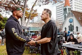  ?? Santiago Mejia/The Chronicle ?? Daniel Costa, right, who credits Rewarding Recovery for helping him get sober, visits with Drew Sanchez at a picnic in San Jose.