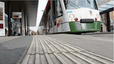  ?? Foto: Silvio Wyszengrad ?? Diese Rillenstre­ifen signalisie­ren Sehbehinde­rten, dass die Bahnsteigk­ante in der Nähe ist. Mit dem Taststock können sie sich so besser orientiere­n. Unser Foto zeigt den Kö nigsplatz. Im Lauf dieses Jahres wollen die Stadtwerke weitere 18 Haltestell­en...