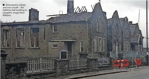  ?? ?? ■ Destroyed in a blaze and now unsafe - the Oldshire Hall building in Llangefni. Image Klem Williams