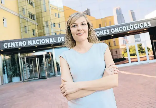  ?? EMILIA GUTIÉRREZ ?? DIANADE LA IGLESIA Doctora en Inteligenc­ia Artificial Trabaja en el CNIO con contratos cortos. Fue madre a los 34 años y no pudo seguir en el proyecto que trabajaba ya que se penaliza el no haber publicado durante la baja maternal.