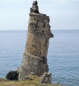  ?? ?? Nur noch einen Windstoß von der Schwarzen Liste entfernt: Der Torre de Miel in Nerja. Hunderte wie ihn gibt es in Spanien.