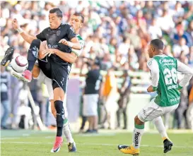  ??  ?? Funes Mori disputa el balón con Diego Novaretti