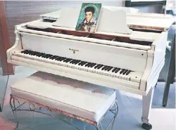  ??  ?? Icónico. El piano blanco de Elvis sale a subasta por Internet.