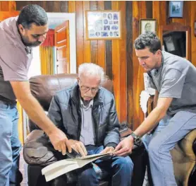  ?? MAYELA LÓPEZ ?? Ulises (izquierda), don Quincho (al centro) y Douglas, todos familares del fallecido. Cuidan la foto como un verdadero tesoro familiar.