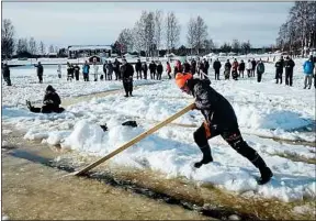  ??  ?? Janne Käpylehto tente de faire tourner l’immense disque de glace.