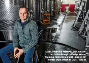  ??  ?? LIEBLINGSO­RT WEINKELLER Alexander Laible bringt zu Partys seinen Riesling „Grenzenlos“mit. „Das ist ein echter Womanizer im Glas“, sagt er