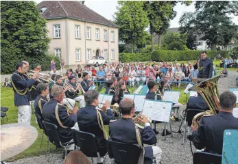  ?? SZ-FOTOS (2): KURT EFINGER ?? Im Schlosshof musizierte der MV Rißtissen erstmals unter der Leitung von Hannes Färber.