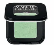  ??  ?? Ögonskugga, Artist Color Shadow i nyansen Nile Green, 195 kr, Make Up For Ever.