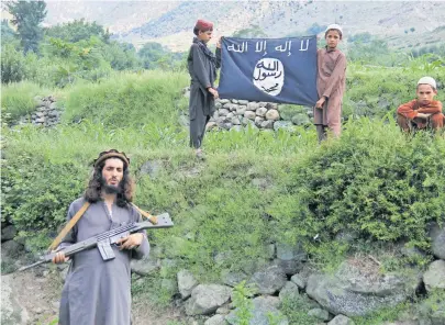  ?? [APA / Comyan / Ghulamulla­h Habibi] ?? Einer der IS-Führer in der afghanisch­en Provinz Kunar, die sich von den Taliban losgesagt haben.